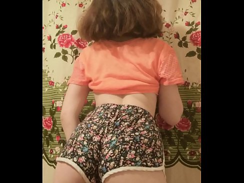 ❤️ Dhallaan yar oo sexy ah oo iska siibaysa surwaalka gaaban ee kamarada %so.yourxxxvideos.ru ❌❤